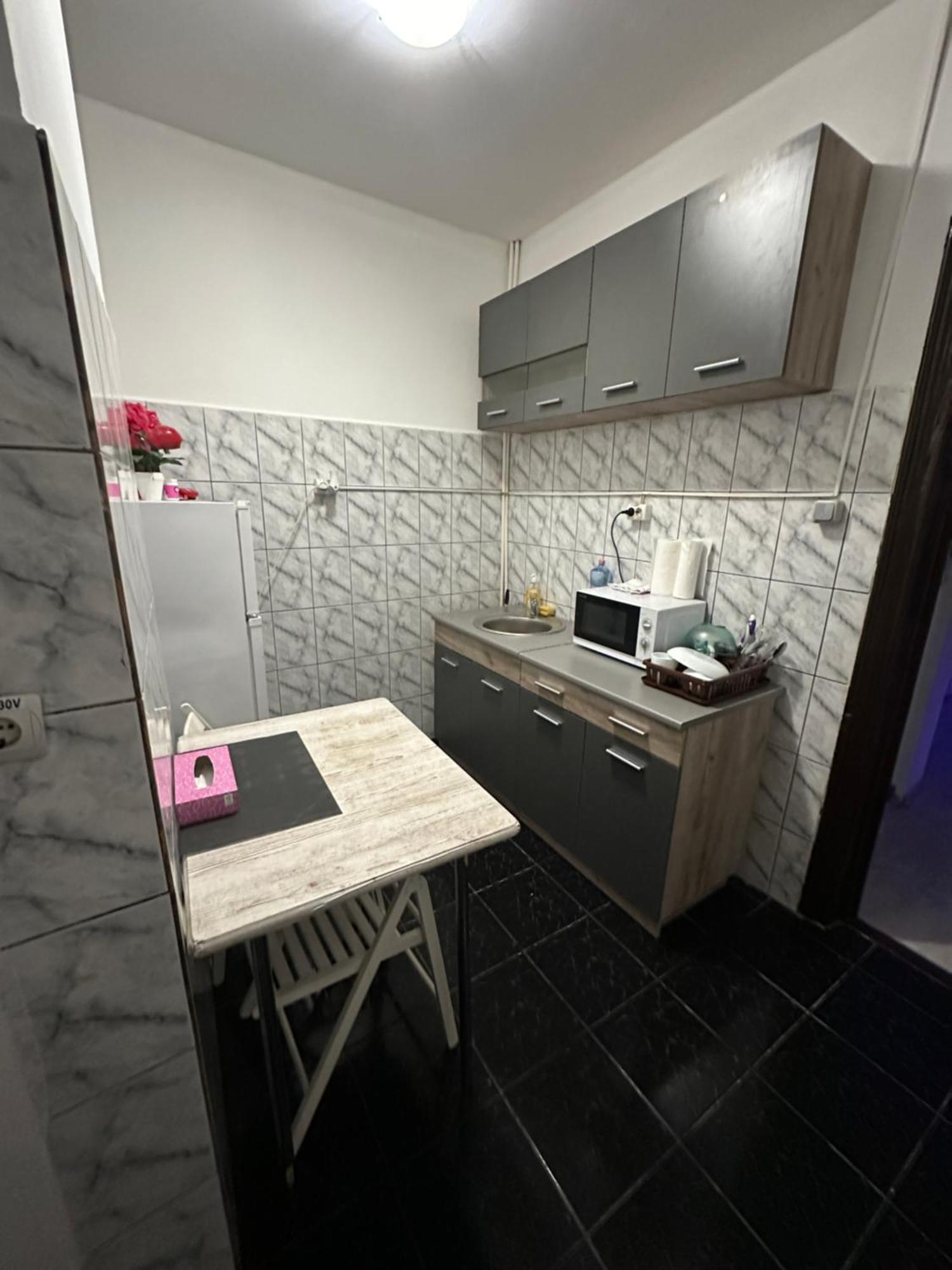 Economic Low Buget Downtown Studio Tiny Home On Street Piata Amzei بوخارست المظهر الخارجي الصورة